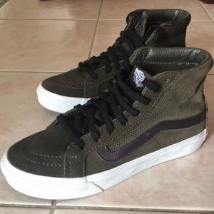 Dark brown/dark olive High-top sneaker.